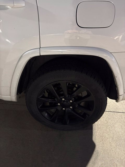 Used 2018 White/off-white Jeep Altitude image 21