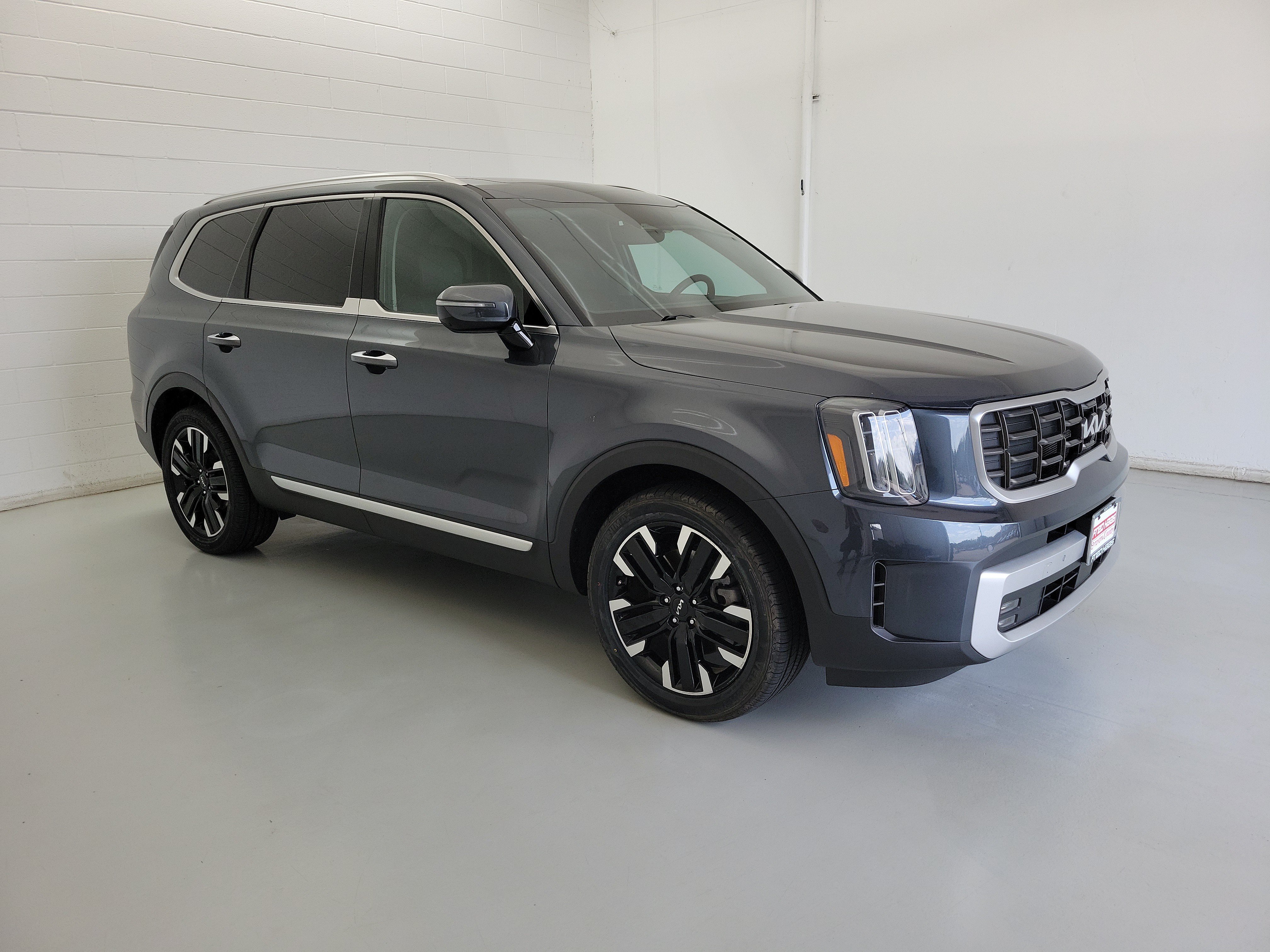 Used 2024 Gravity Gray Kia SX image 4