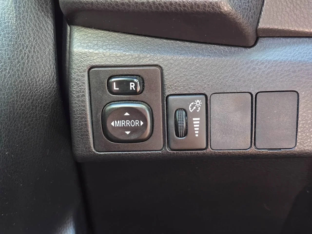 Used 2016 White Toyota L image 23