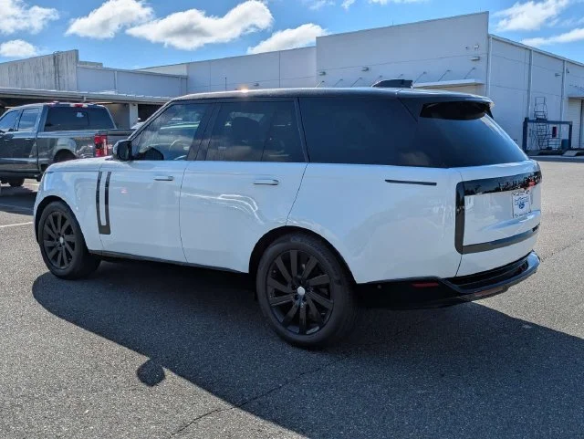 Used 2025 Fuji White Land Rover SE image 5
