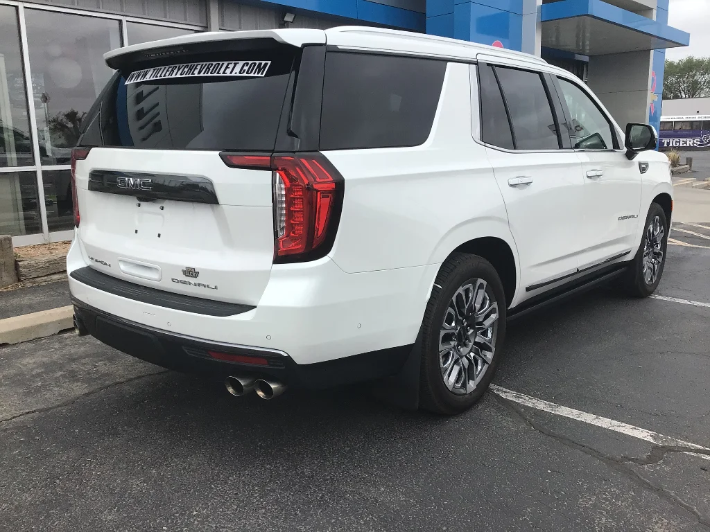 Used 2023 White Frost Tricoat GMC Denali Ultimate image 5