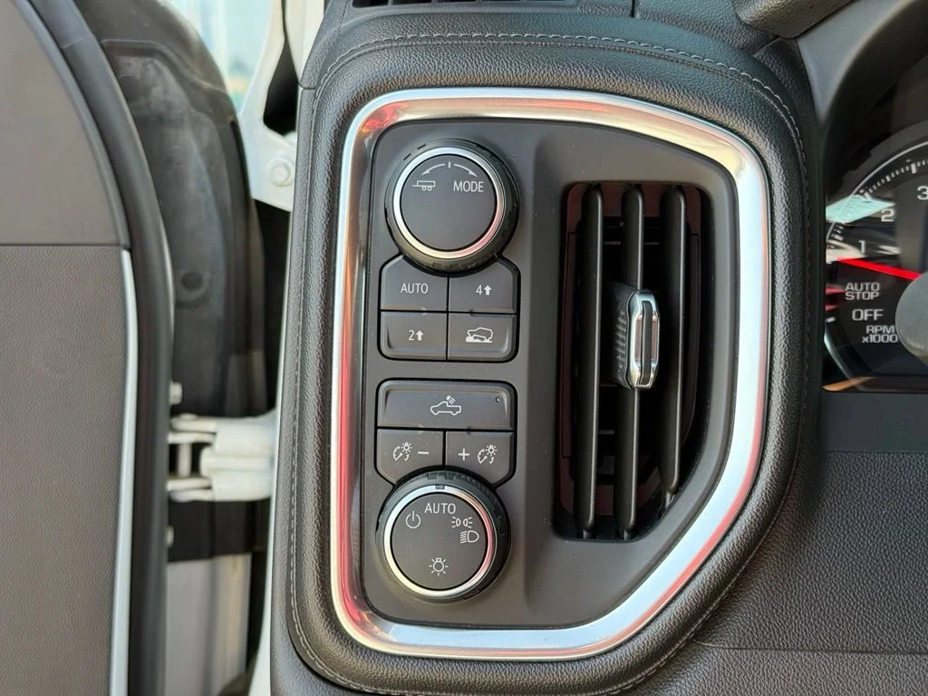 Used 2020 SUMMIT WHITE Chevrolet LT image 28