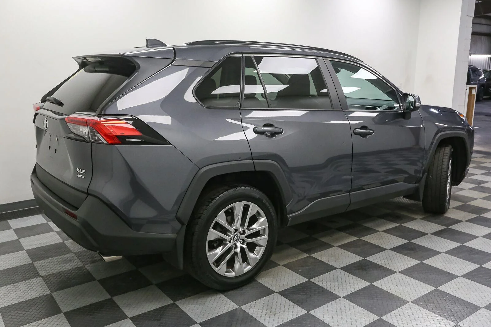 Used 2020 Magnetic Gray Metallic Toyota XLE Premium image 8