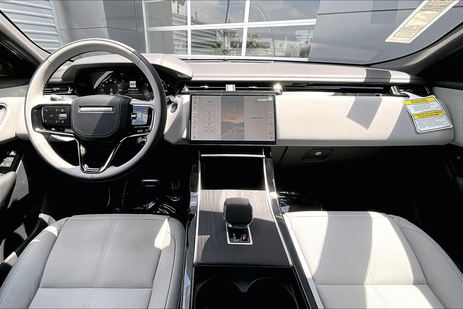 New 2026 Santorini Black Land Rover Dynamic SE image 5