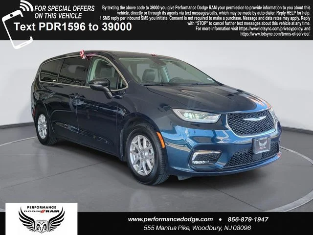 2024 Chrysler Pacifica Touring L's photo