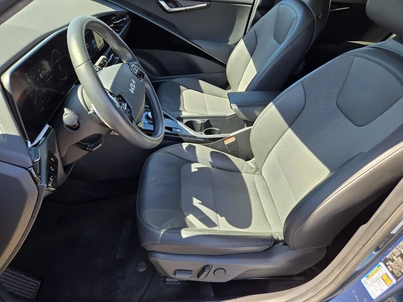 Used 2023 Mineral Blue KIA WIND image 10