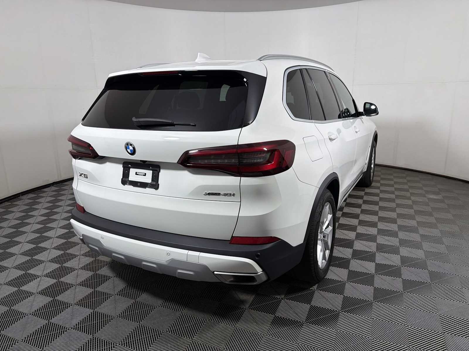 Certified Used 2023 Alpine White BMW xDrive40i image 6