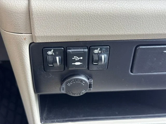 Used 2019 Silver Toyota XLE image 23