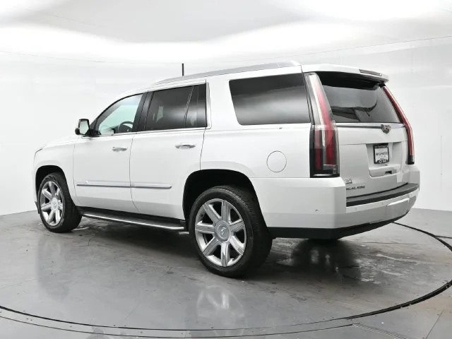 Used 2018 CRYSTAL WHITE TRICOAT Cadillac Luxury image 5