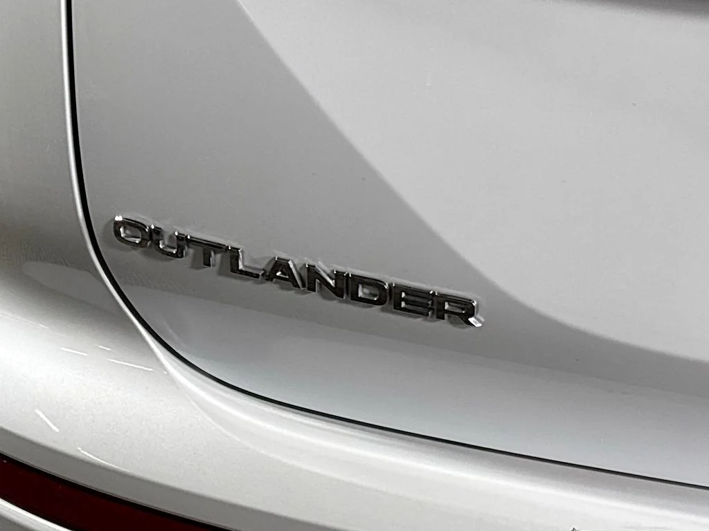 Used 2024 White Mitsubishi SE image 24