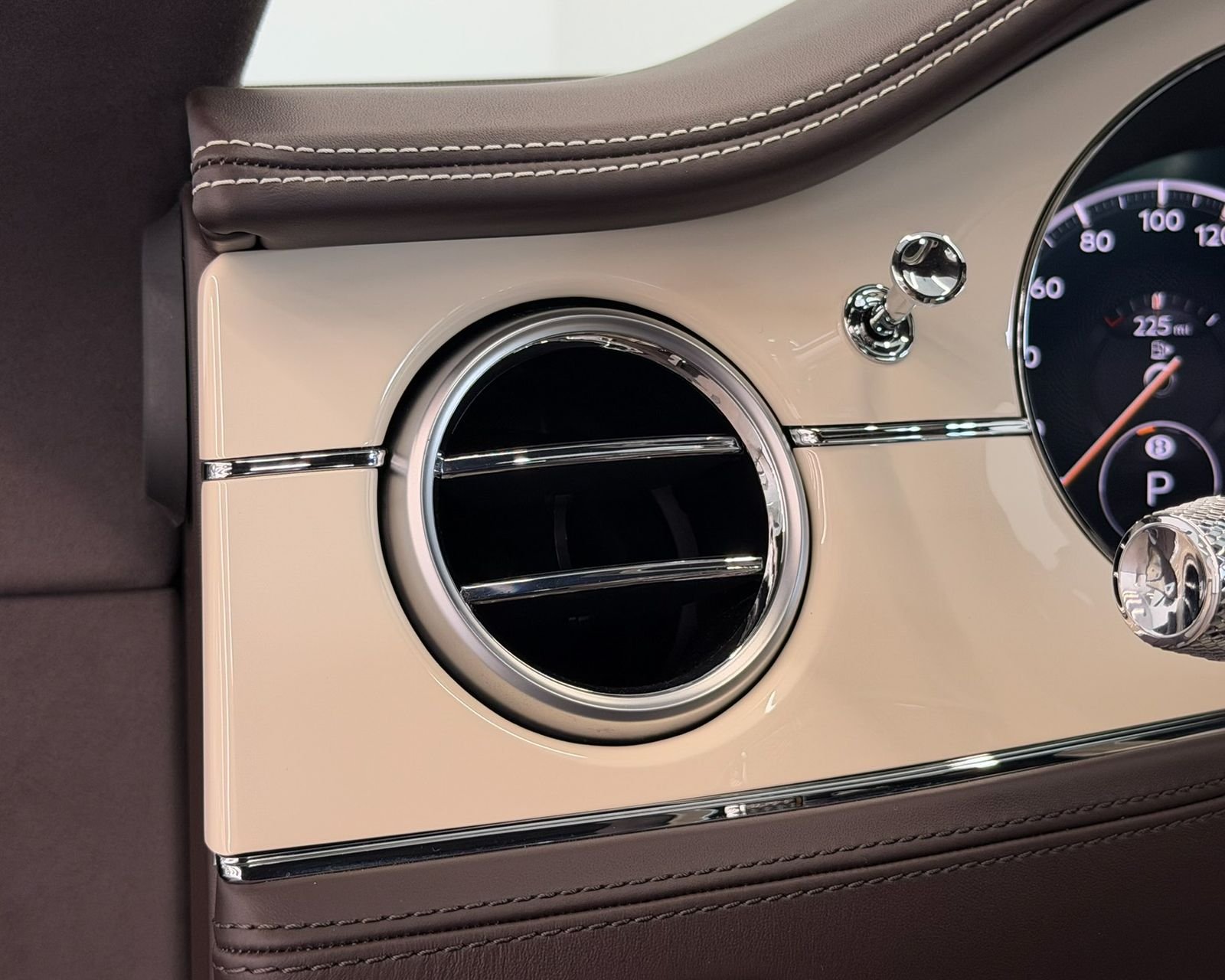 Used 2023 Brown Bentley V8 image 21
