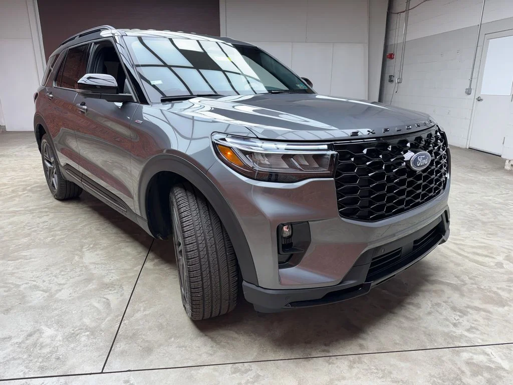 New 2026 Carbonized Gray Metallic Ford ST-Line image 6