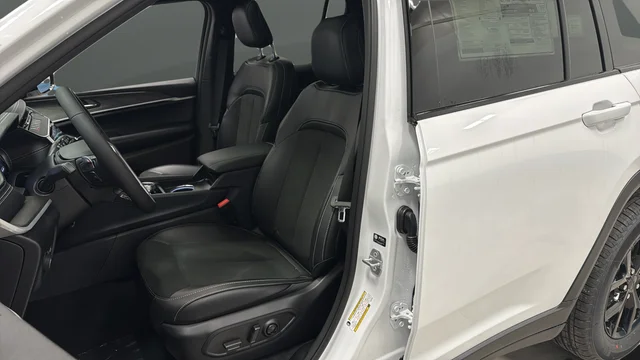 New 2026 Bright White Clear-Coat Exterior Paint Jeep Altitude image 9