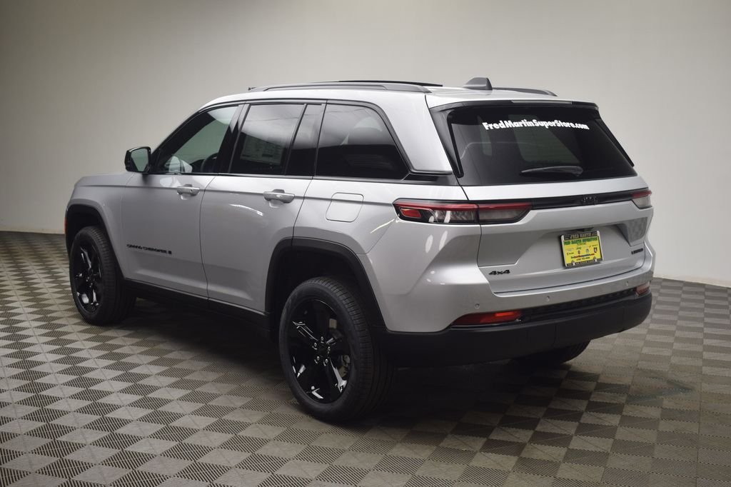 New 2025 Silver Zynith Exterior Paint Jeep Limited image 13