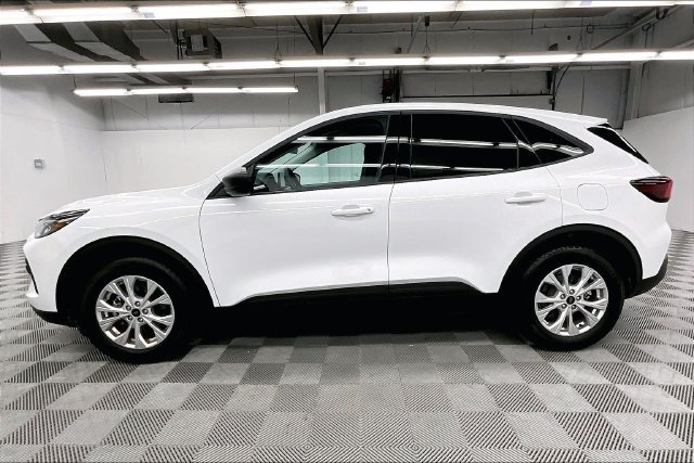 Used 2025 Oxford White Ford Active image 13