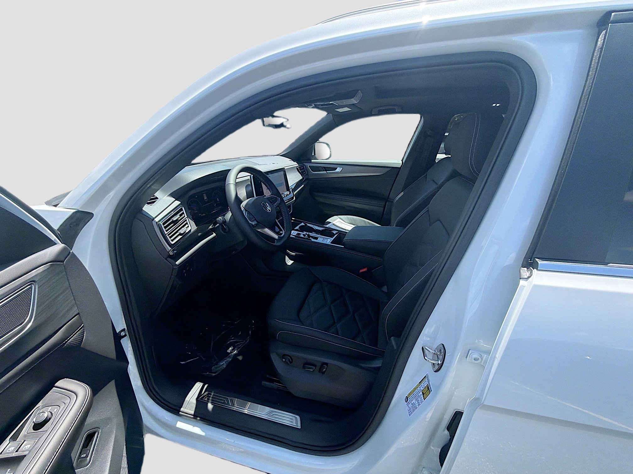 New 2026 White Pearl Volkswagen 2.0T SE w/Technology image 16