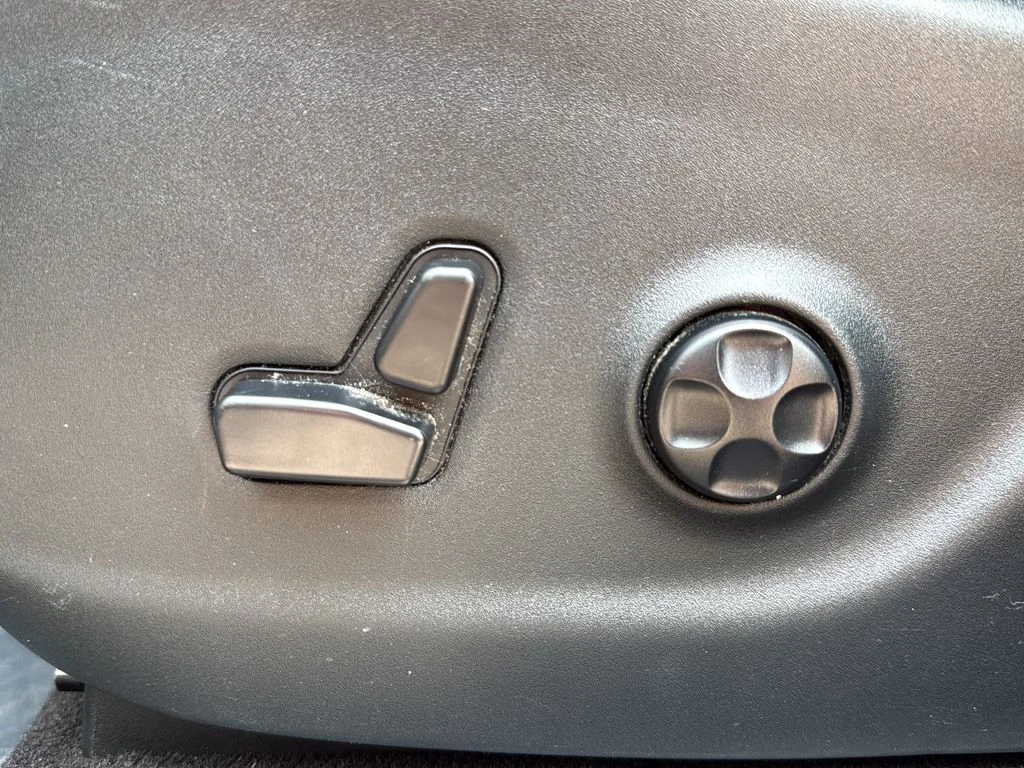 Used 2018 Gray Jeep Latitude Plus image 16