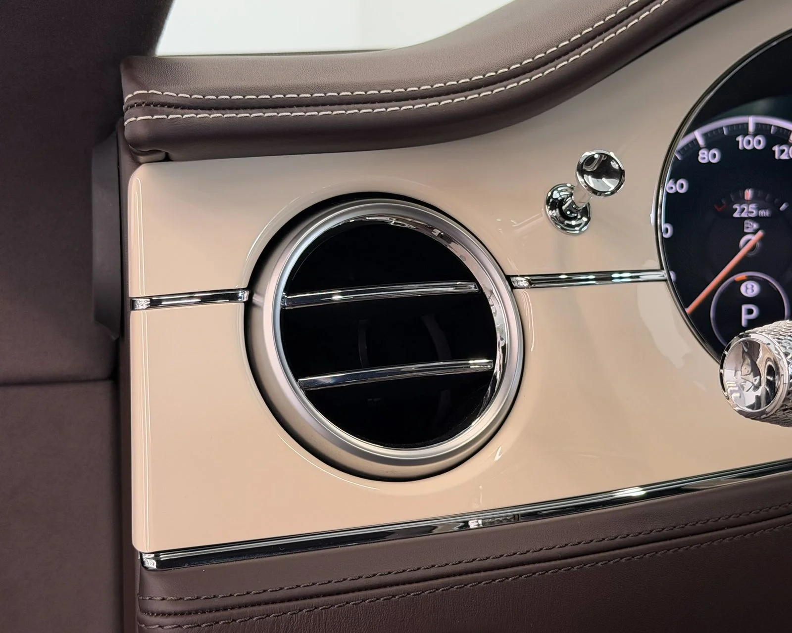 Used 2023 Brown Bentley V8 image 21