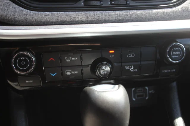 Used 2024 White Jeep Latitude image 9