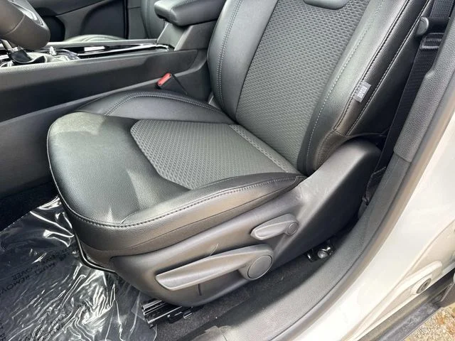 New 2026 White Jeep Latitude image 18