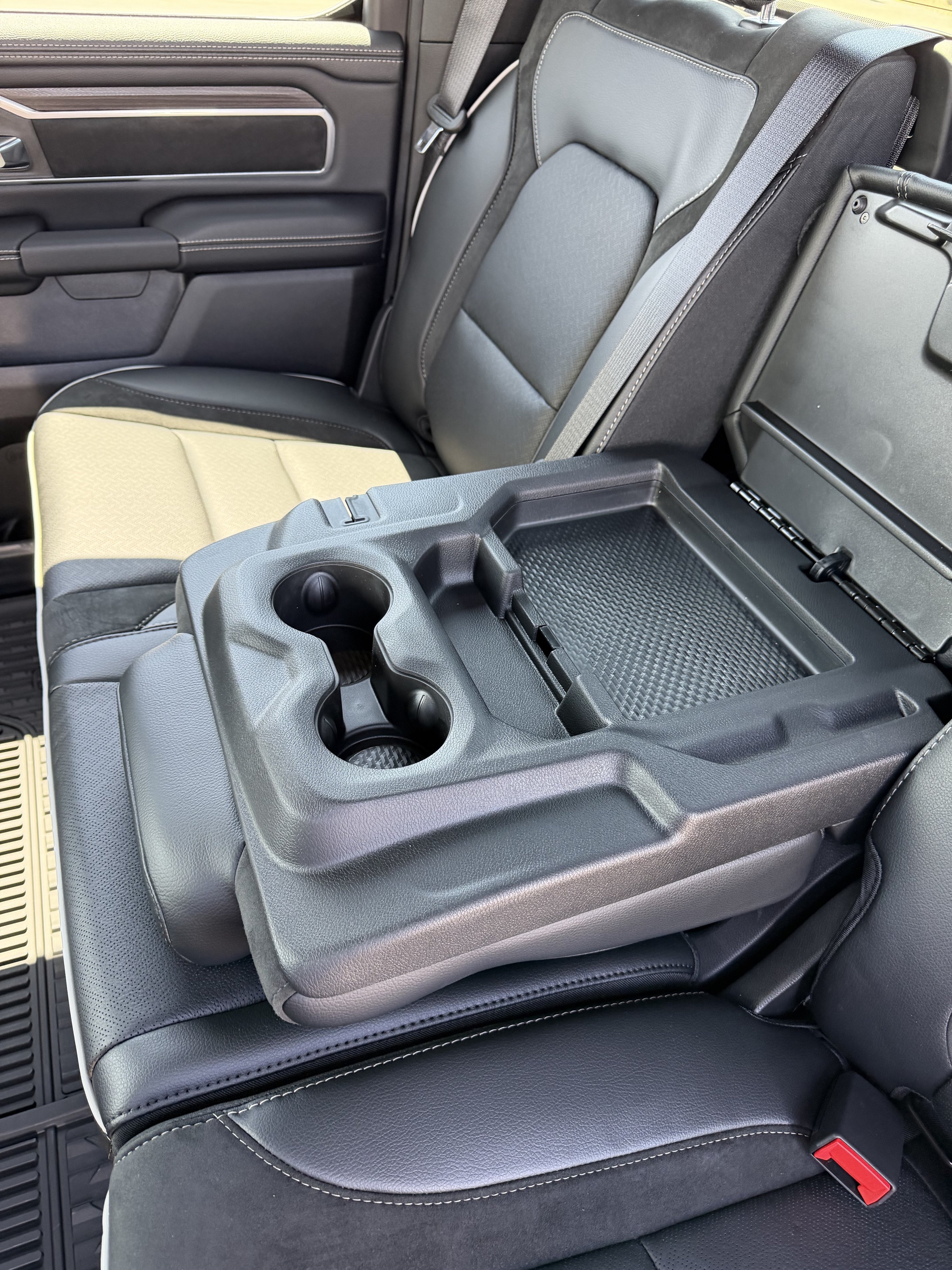 New 2026 Serrano Green Metallic Ram Laramie image 32