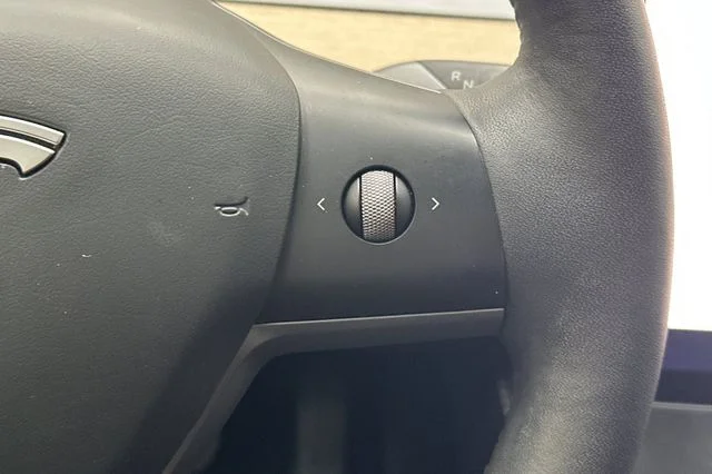 Used 2023  Tesla Base image 30