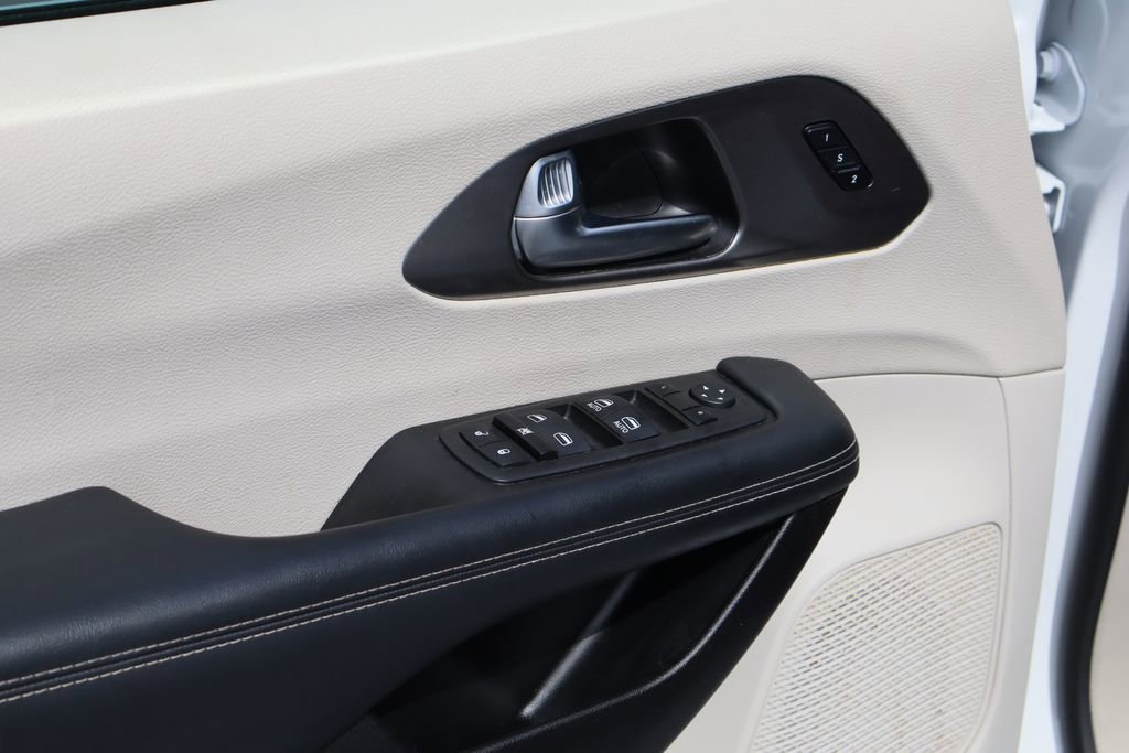 2023 Chrysler Pacifica Touring L - Photo 19
