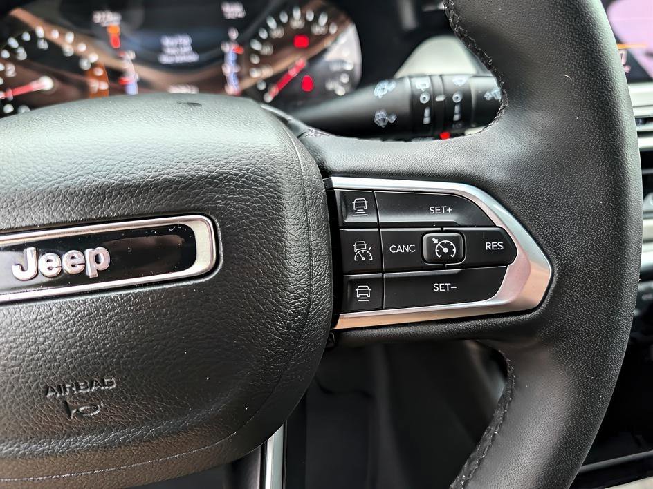 Used 2025 Diamond Black Crystal Pearlcoat Jeep Limited image 20