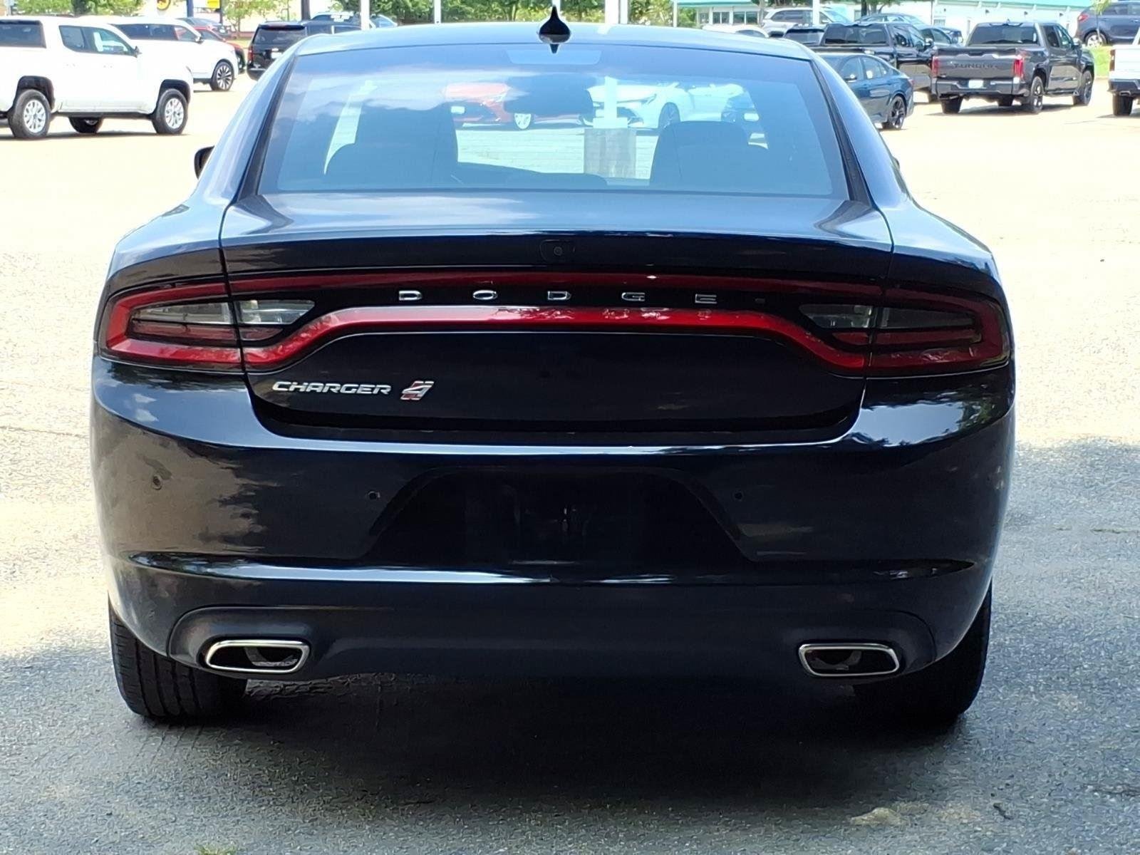 Used 2022 Pitch Black Clearcoat Dodge SXT image 13