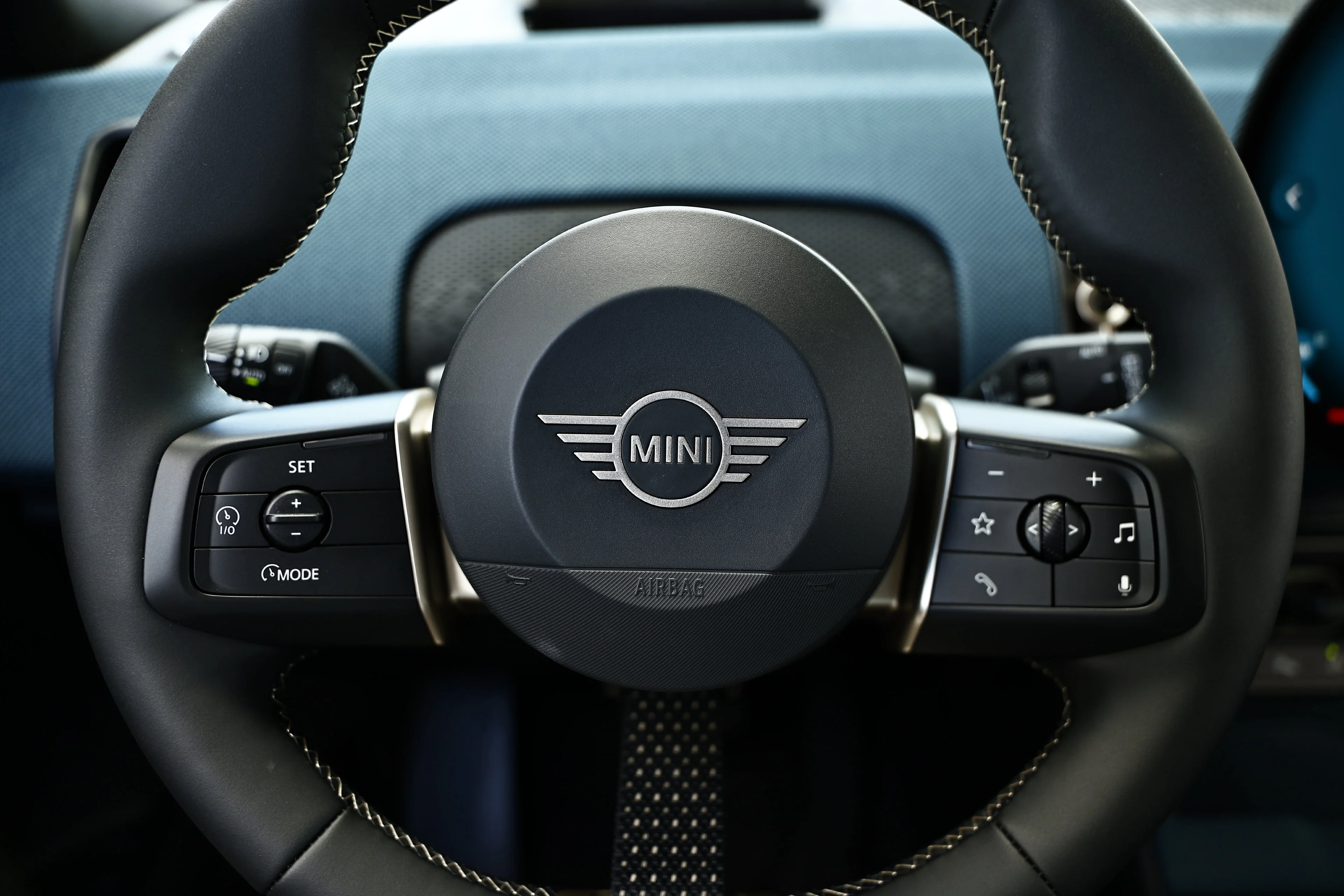 New 2027 Midnight Black MINI Signature Plus image 34