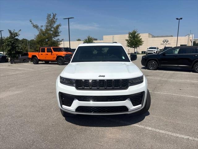 New 2026 Bright White Clear-Coat Exterior Paint Jeep Limited Reserve image 4