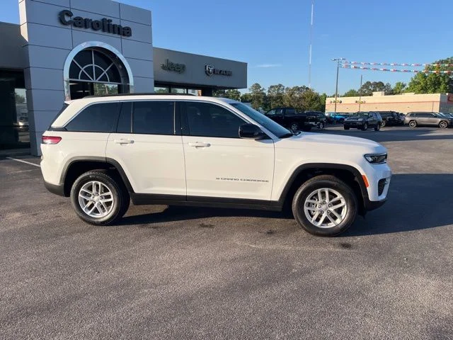 New 2026 Bright White Clear-Coat Exterior Paint Jeep Laredo X image 2