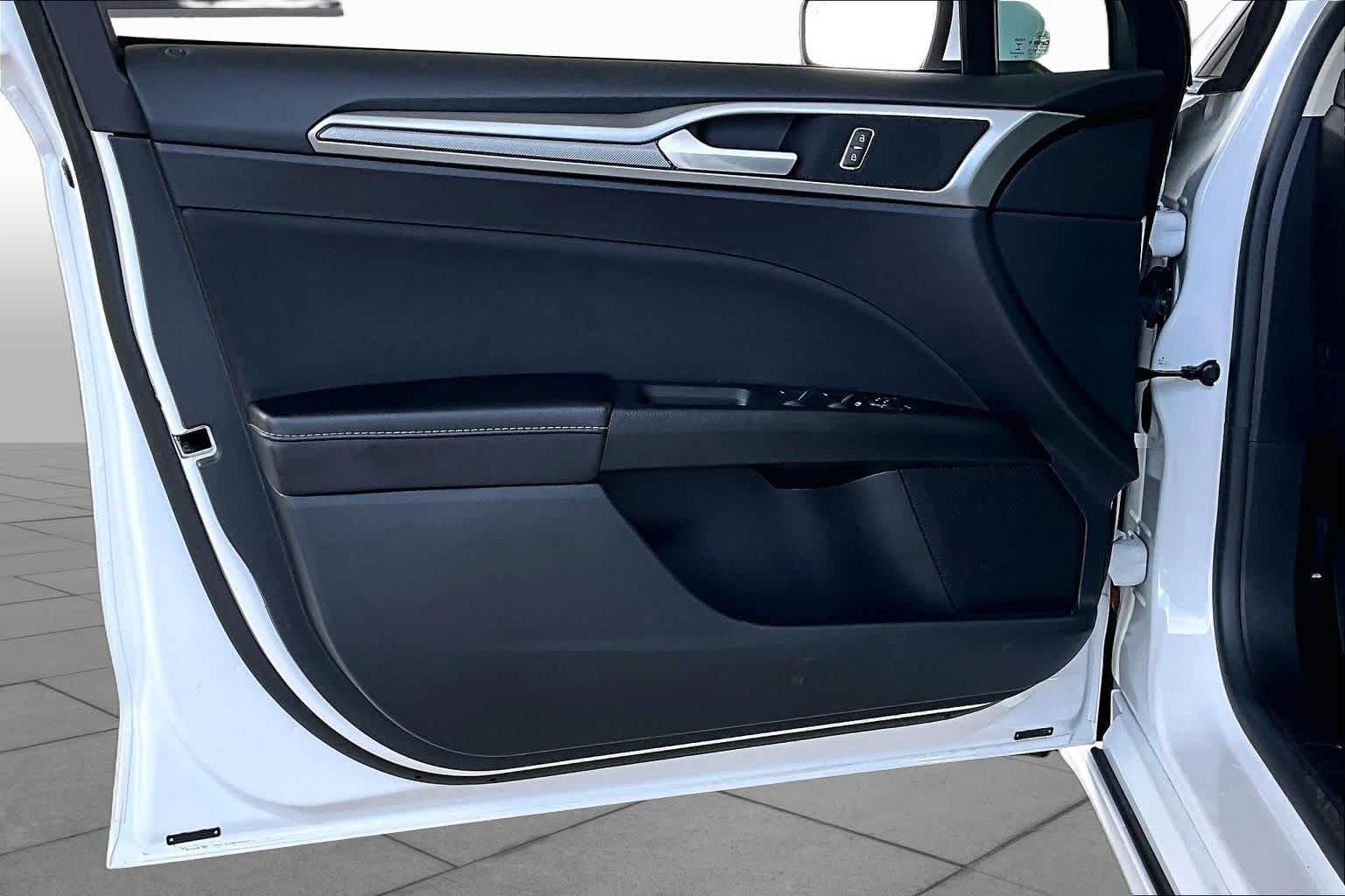 Used 2020 Oxford White Ford SE image 21