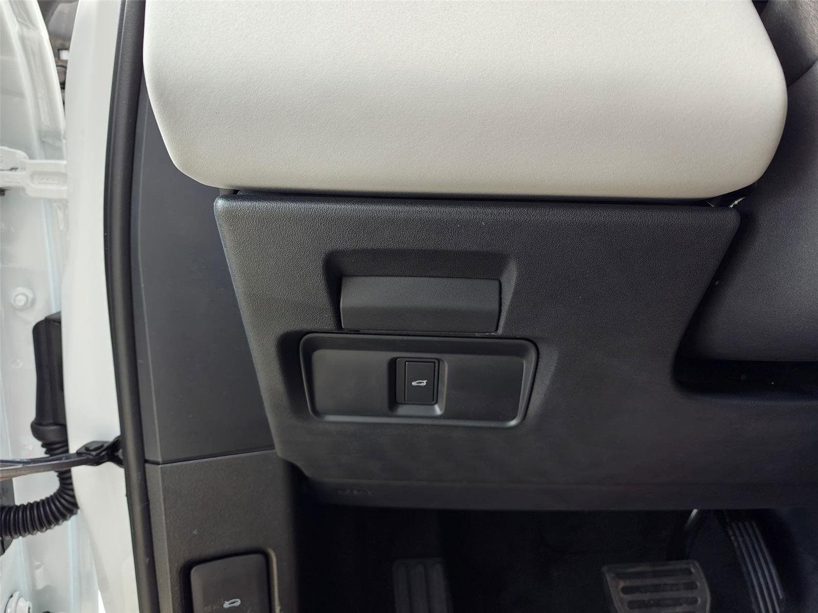 Used 2026 Fuji White Land Rover Core S image 15