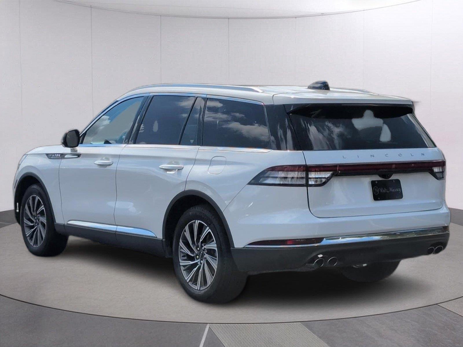 Used 2025 Pristine White Metallic Tri-Coat Lincoln Premiere image 3
