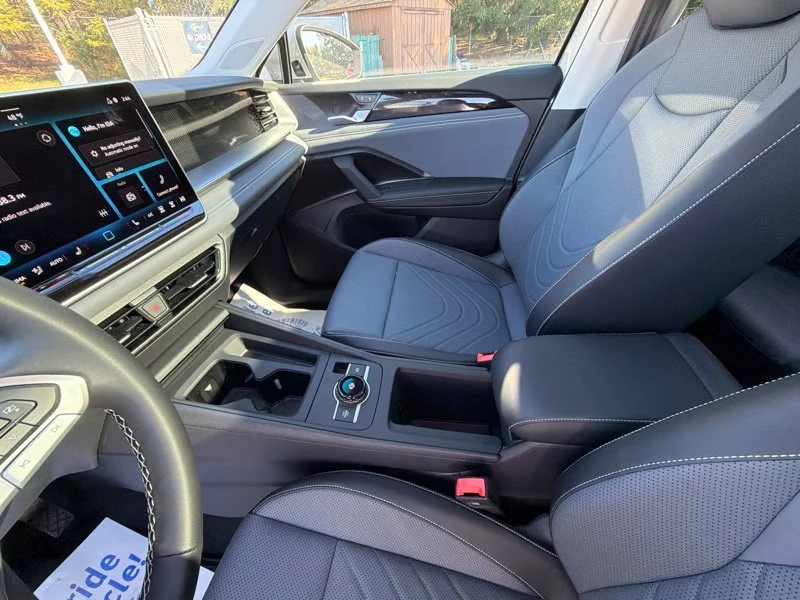 New 2027 Silver Volkswagen SE image 31