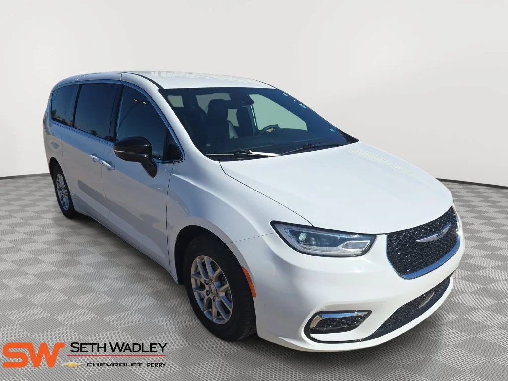 Used 2025 Bright White Clearcoat Chrysler Select image 1