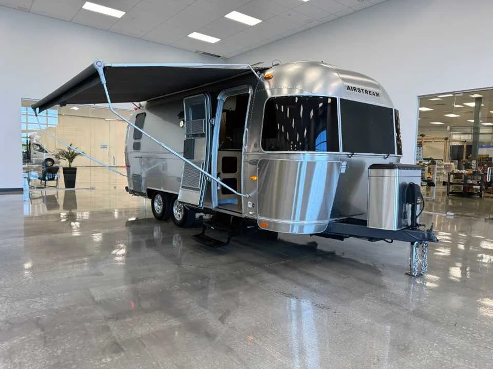 Used 2014 SILVER AIRSTREAM  image 7