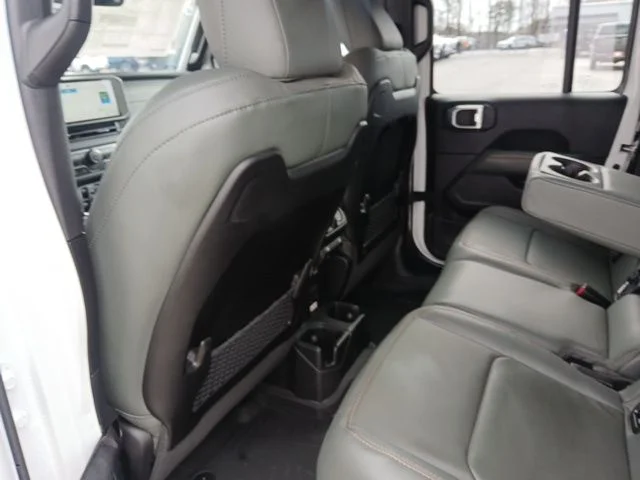 New 2026 Bright White Clear-Coat Exterior Paint Jeep Mojave X image 16