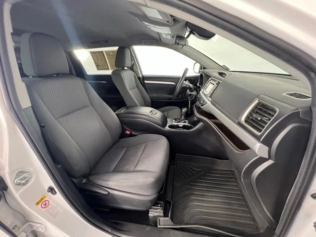 Used 2019 White Toyota LE image 36