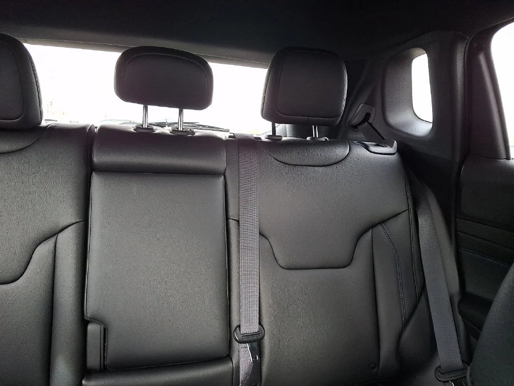 New 2026 Diamond Black Crystal Pearl-Coat Exterior Paint Jeep Limited Altitude image 15