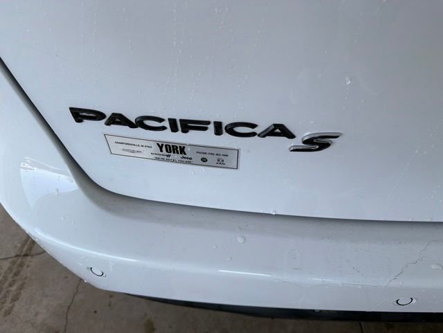 New 2027 Bright White Clear-Coat Exterior Paint Chrysler Limited image 4