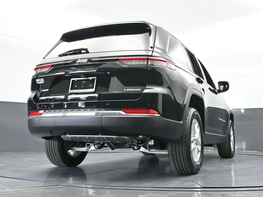 New 2026 Diamond Black Crystal Pearl-Coat Exterior Paint Jeep Laredo X image 57