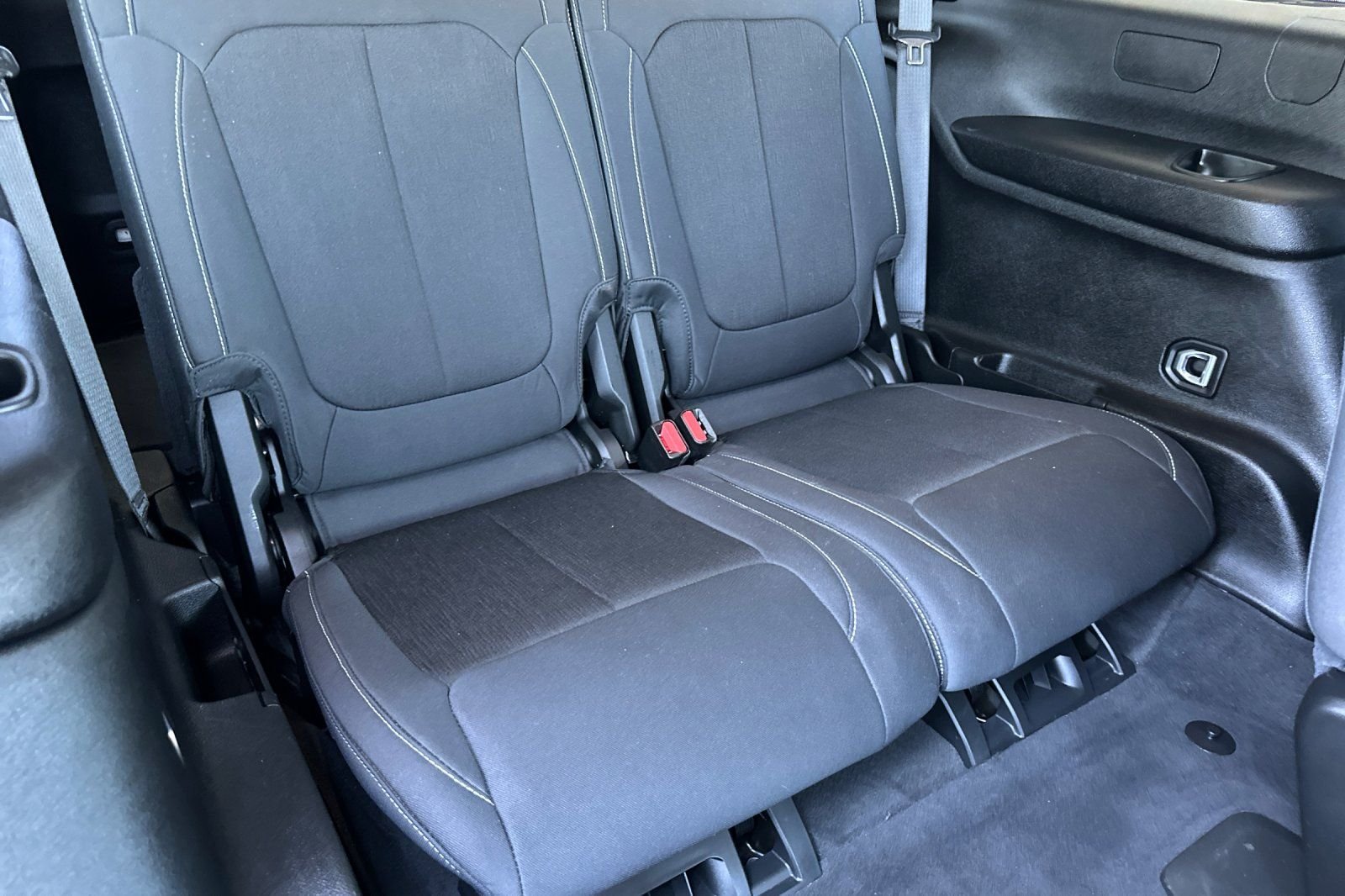 Used 2023 Silver Jeep Laredo image 14