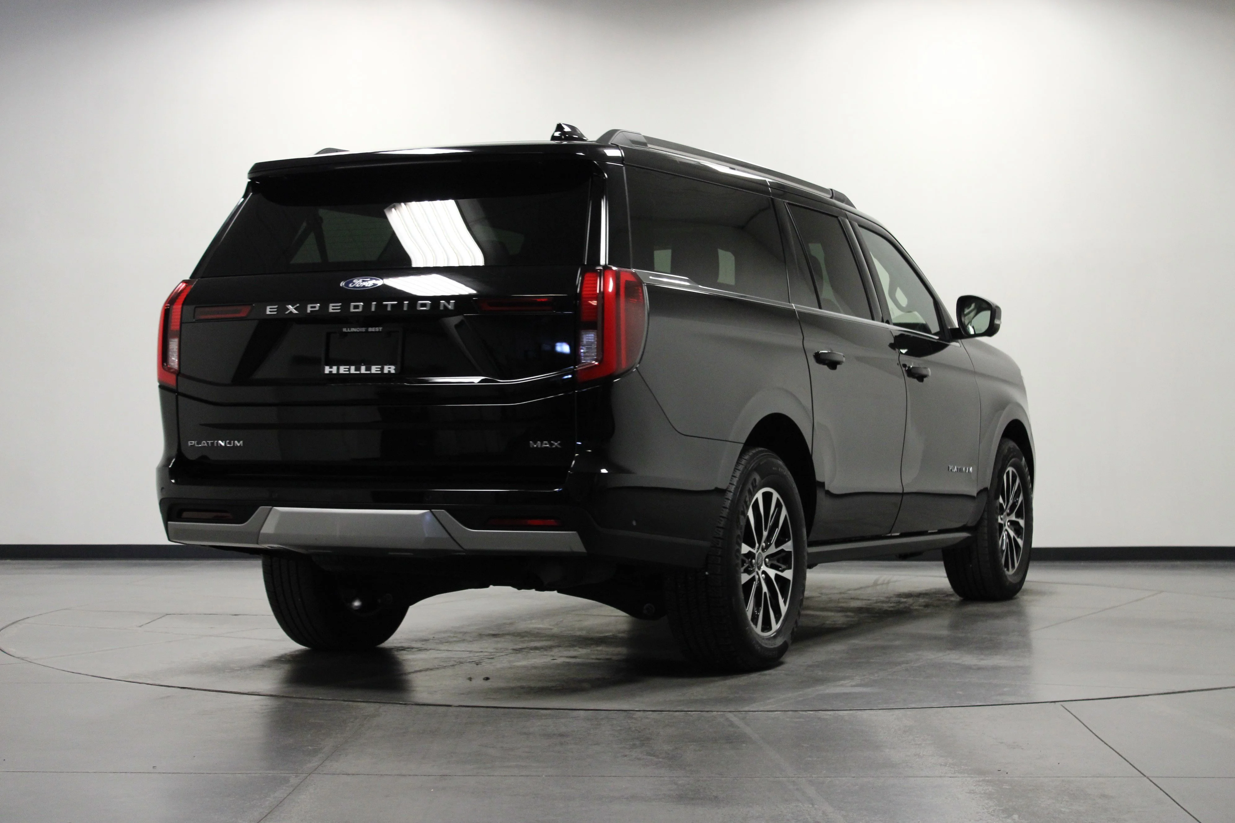 Used 2025 Black Metallic Ford Platinum image 4