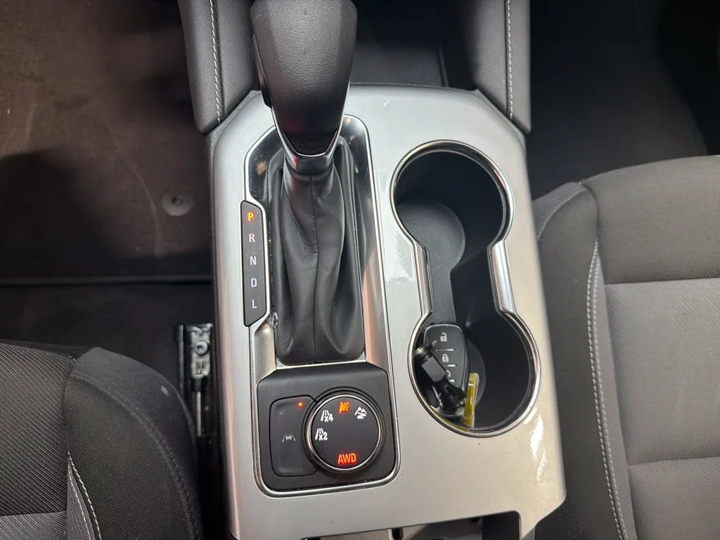 Used 2025 Summit White Chevrolet LT image 22