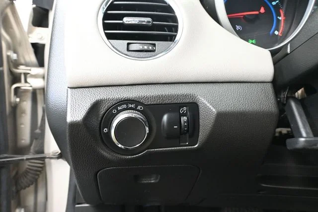 2013 Chevrolet Cruze LS - Photo 27