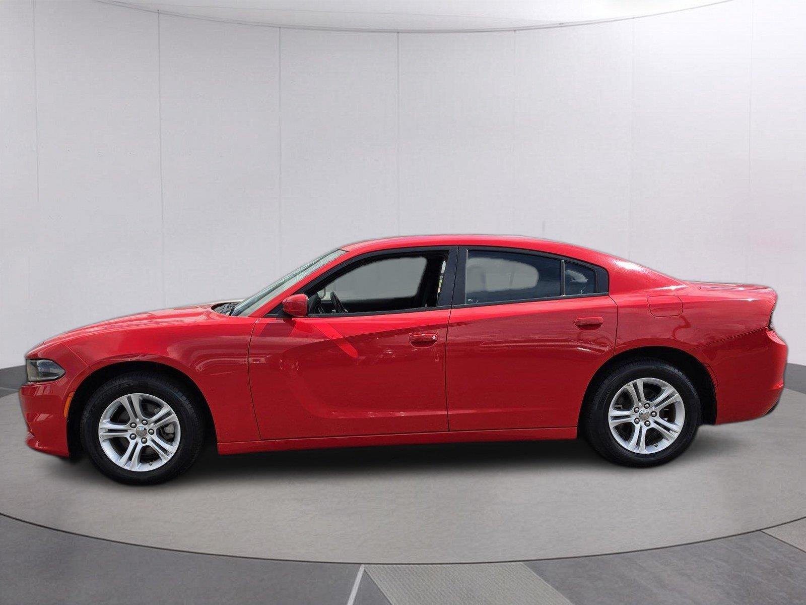 Used 2022 Torred Clearcoat Dodge SXT image 2