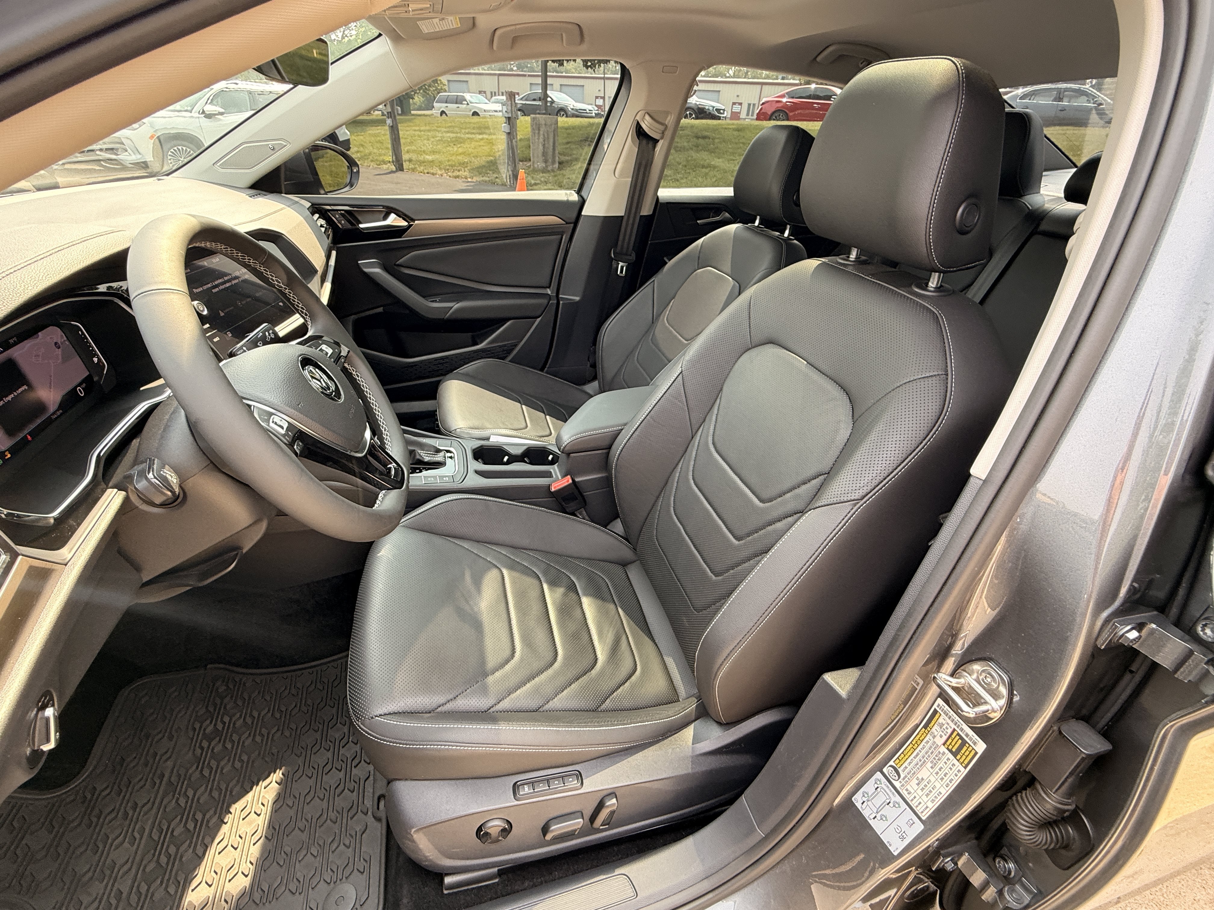 Used 2021  Volkswagen SEL Premium image 21