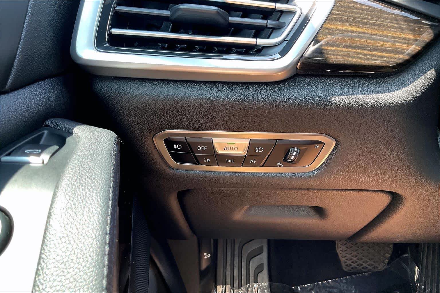 Used 2019 Mineral White Metallic BMW xDrive40i image 32
